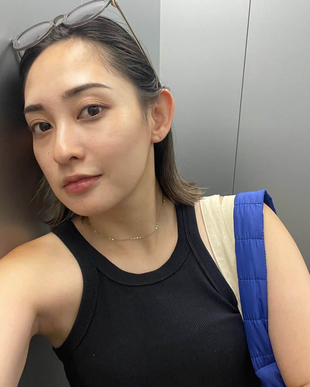 白石明美のインスタグラム：「気がついたら8月。  思ってたいよりもちゃっかり夏感じることしているな。と、濃いかったな7月。今月こそは花火したい。する、絶対。  (先月キャンプで早よ寝ちゃってできなかった人。笑)  🌎🤍🌈」