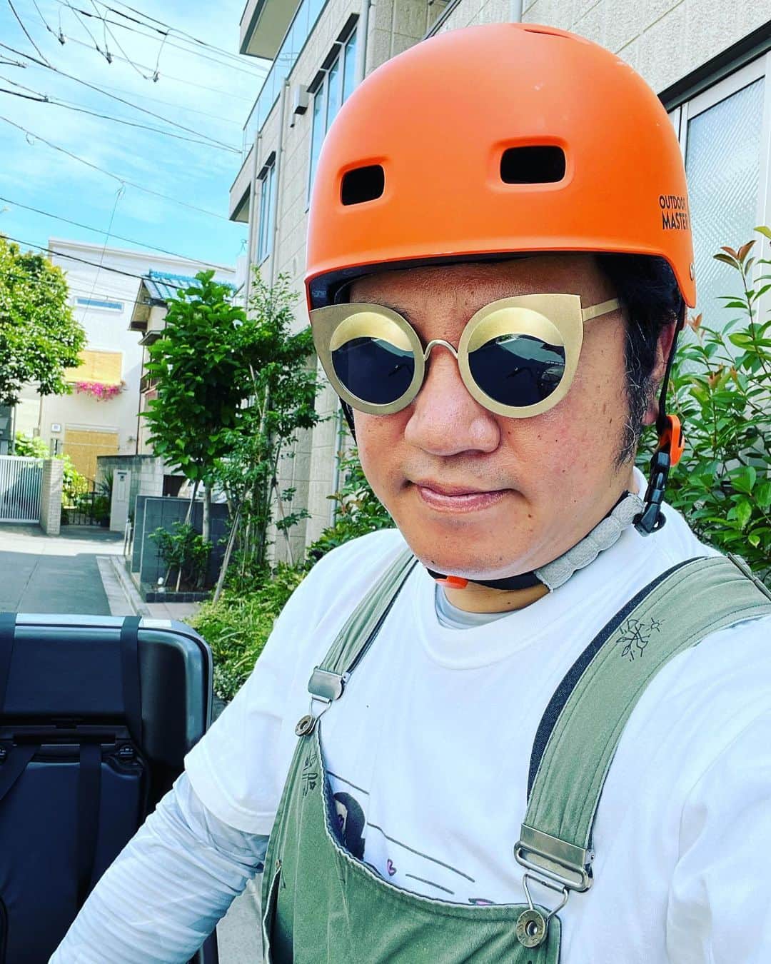 与座よしあきのインスタグラム：「登園だ！ #子育て #保育園」