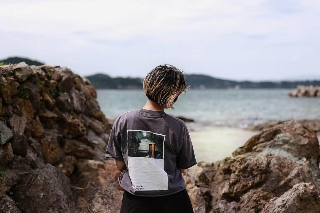 七咲友梨のインスタグラム：「2023年の夏 ひとつめの山が終わろうとしています あつければあついほど、さびしい  #2023年の夏   #イッテンサンジカン  #selfportrait   #七咲友梨 #yurinanasaki」