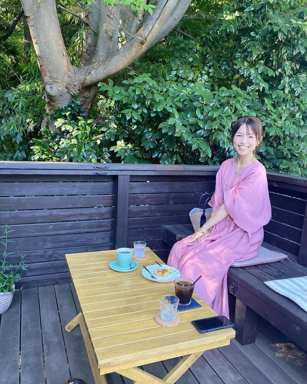 藤田りえのインスタグラム：「この暑いのにテラス席でホットコーヒーを飲むﾘｴﾀﾝという人物。 大変珍しい品種なので是非覚えて帰ってね。 ⁡ ⁡ +:-:+:-:+:-:+:-:+:-:+:-:+:-:+:-:+ threadsつぶやいています プロフィールトップの@マークをタップしてみてね。 ⁡ ⁡ #藤田りえ #48歳 #1974年生まれ #アラフィフ #アラフォー #40代 #ごきげんさんでいこう  #ジョイスタッフ #threads #カフェタイム #コーヒー」