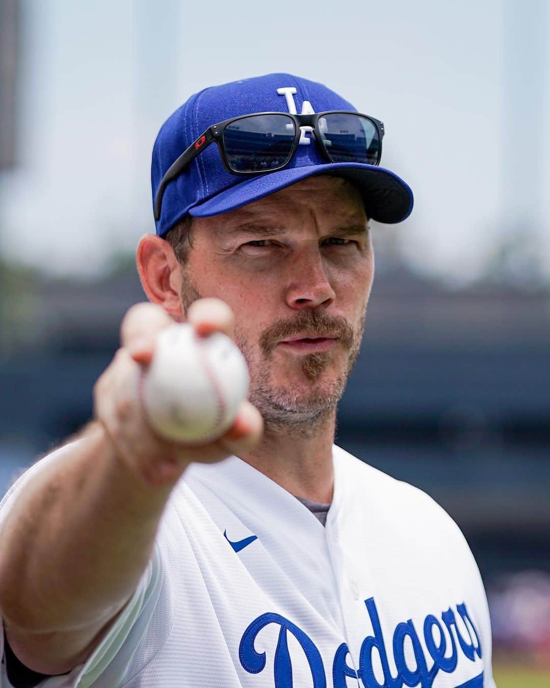 クリス・プラットさんのインスタグラム写真 - (クリス・プラットInstagram)「What a day! Jack and I got to hit the mound together, eat our bodyweight in Dodger Dogs and delivered the game opening announcement! Thank you @claytonkershaw for asking me to throw yesterday’s first pitch for faith and family day, what an honor! ⚾️ Let’s go Dodgers!」8月1日 8時50分 - prattprattpratt
