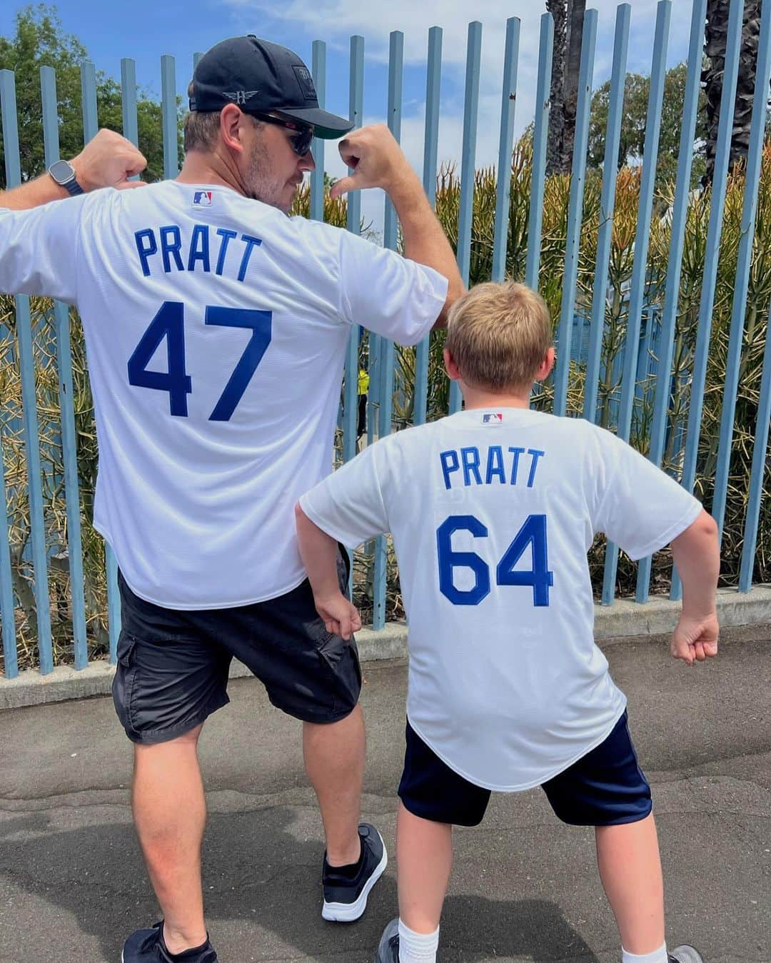 クリス・プラットさんのインスタグラム写真 - (クリス・プラットInstagram)「What a day! Jack and I got to hit the mound together, eat our bodyweight in Dodger Dogs and delivered the game opening announcement! Thank you @claytonkershaw for asking me to throw yesterday’s first pitch for faith and family day, what an honor! ⚾️ Let’s go Dodgers!」8月1日 8時50分 - prattprattpratt