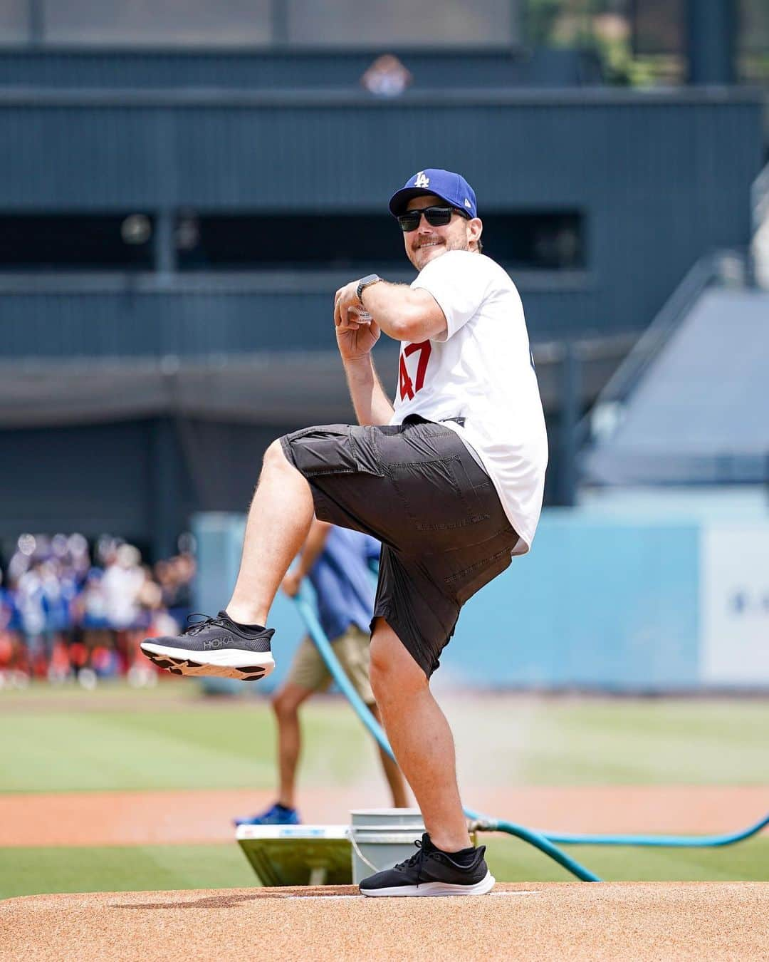 クリス・プラットさんのインスタグラム写真 - (クリス・プラットInstagram)「What a day! Jack and I got to hit the mound together, eat our bodyweight in Dodger Dogs and delivered the game opening announcement! Thank you @claytonkershaw for asking me to throw yesterday’s first pitch for faith and family day, what an honor! ⚾️ Let’s go Dodgers!」8月1日 8時50分 - prattprattpratt