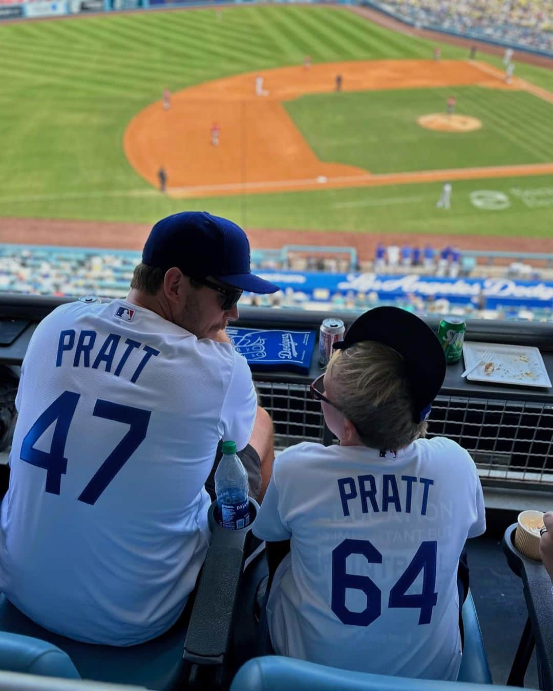 クリス・プラットさんのインスタグラム写真 - (クリス・プラットInstagram)「What a day! Jack and I got to hit the mound together, eat our bodyweight in Dodger Dogs and delivered the game opening announcement! Thank you @claytonkershaw for asking me to throw yesterday’s first pitch for faith and family day, what an honor! ⚾️ Let’s go Dodgers!」8月1日 8時50分 - prattprattpratt