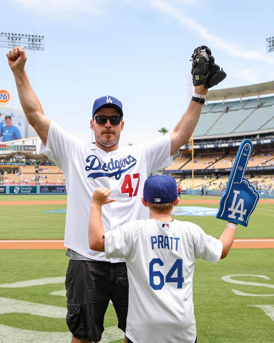 クリス・プラットのインスタグラム：「What a day! Jack and I got to hit the mound together, eat our bodyweight in Dodger Dogs and delivered the game opening announcement! Thank you @claytonkershaw for asking me to throw yesterday’s first pitch for faith and family day, what an honor! ⚾️ Let’s go Dodgers!」