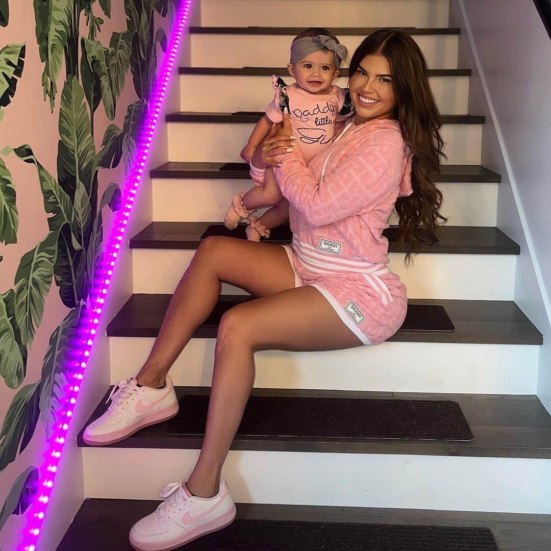 シャネル・ウエスト・コーストのインスタグラム：「I wish @bowiebreeze could stay a baby forever. This lil girl has changed my world. I love you my Angel 👼🏼🙏🏼💕💖」