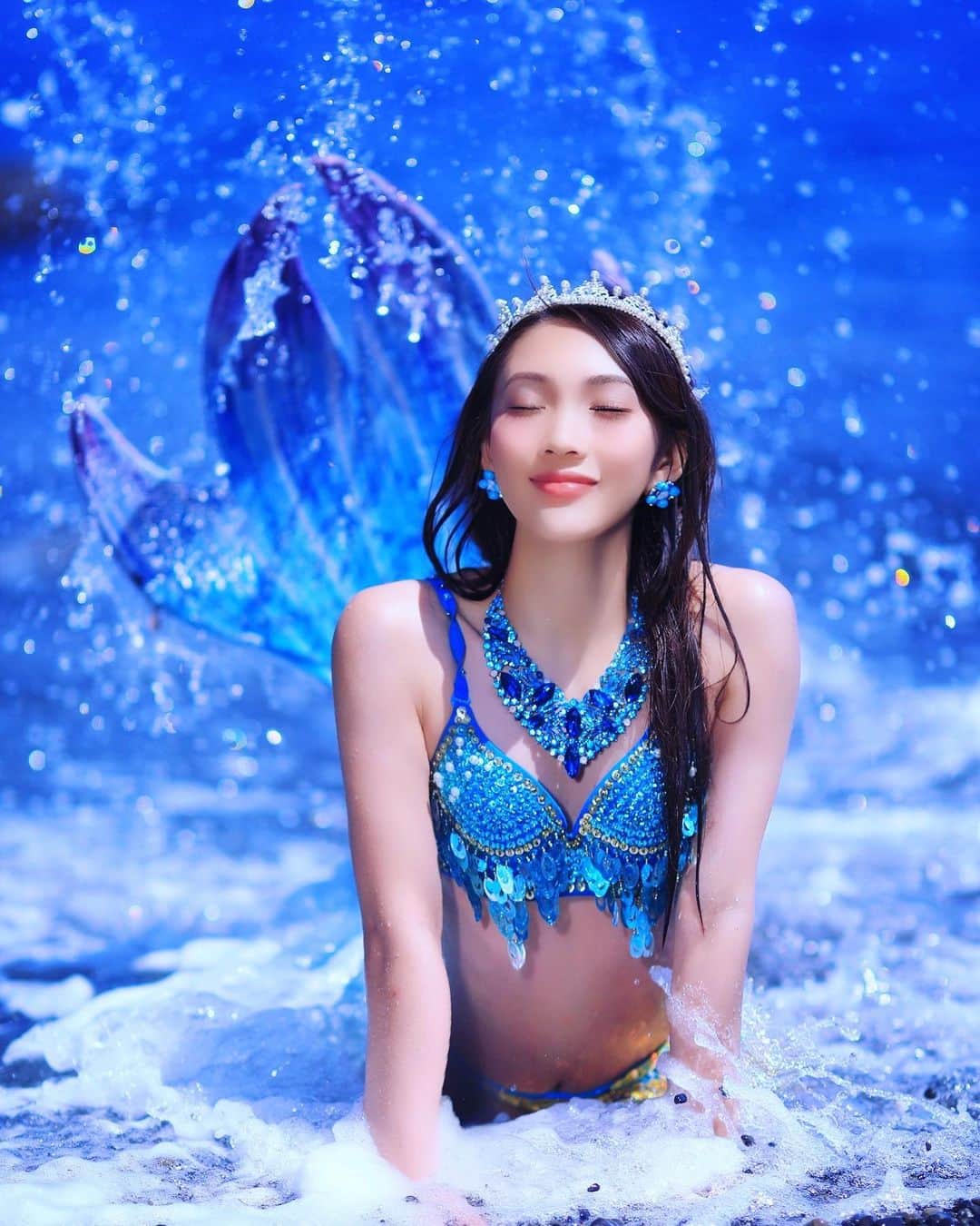 舘林佳史のインスタグラム：「リトルマーメイド🧜‍♀️あいり✨ @airrri.0123   誰でも物語の主人公になれるをキャッチコピーに ドラマや映画の物語のワンシーンの様なDramaticStoryPhotと言う名前で活動作品作りをしています。  大好評のドラマティックフォトのご依頼はこのクオリティーで30000円〜(ほぼ諸経費)で受け賜わっています)^o^(   素敵な作品を一緒に作りたい！コラボレーションしたい 美容師・メイクアップアーティストさん ・服飾デザイナーさんクリエイターさんも随時募集中です✨  お姫様になりたい👸物語の主人公になってみませんか^ ^⁉︎  たった一枚の写真で人生が変わる‼️  ドラマティックフォト撮影に興味がある方撮影依頼 お待ちしてます☺️💓  モデル宣材撮影 コンポジ Book作り プロフィール撮影 ブライダルフォト記念撮影 衣装レンタル 成人式 着物ドレスロケーションフォト スチール サロンモデル撮影 写真集等撮影のご依頼何でもお気軽にお問い合わせDM下さい✨  ༚┈❁┈༚༝༝༚┈❁┈༚༝༝༚┈❁┈༚༝༝༚┈❁┈ ༚༝༝༚┈❁┈ . ．  #リトルマーメイド #マーメイド #人魚 #人魚姫 #写真集 #ファンタジー #ドラマティックフォト #インスタ映え #作品作り  #撮影依頼受付中」