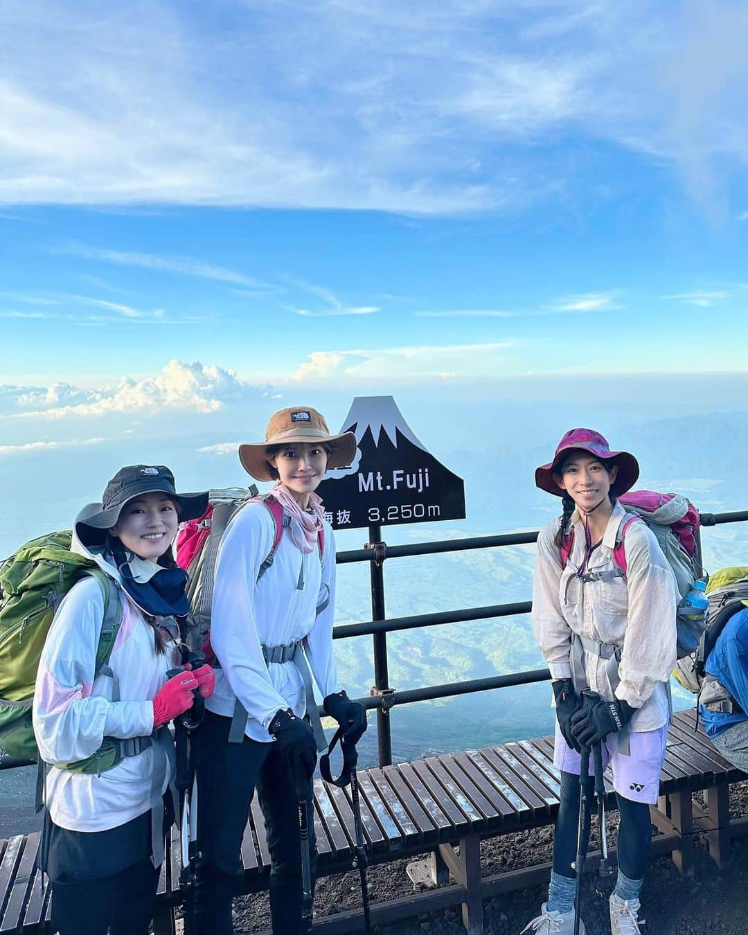 十碧れいやさんのインスタグラム写真 - (十碧れいやInstagram)「.  今回の 富士山登山を共にした仲間♪  @aishiro_moa  #夢城えれん　同期2人と行ってきましたー⛰️✨✌️  気心知れた2人だから ほどよく気遣い、ほどよくマイペースに。 自然と寄り添い合い、協力しあって山頂を目指すことができました☺️  2人がいて本当に良かった！！！  絶対日焼けしたくない！！ 完全武装の私ともあちゃん。 に対して、 息苦しくない方を選ぶえれん。  行動食を持ってきすぎる 私ともあちゃん。 に対して、 行動食必要最低限なえれん。  山小屋で布団に入ってすぐ寝るえれん。 山小屋でおもむろにヤムナボールをら取り出して体をほぐすもあちゃん。 寝れるかな〜と心配しつついつの間にか爆睡してるわたし。  頂上に着いて、 お鉢巡りに行く2人、 に対して 休んどくねって言うわたし。  ほんとにそれぞれがマイペースなんだけど、それが自然で違和感がない＾＾ 2人とだから楽しく乗り越えられたな☺️  もあちゃん、えれん 本当にありがとう♡  #富士山 #富士山登山 #登山 #登山女子 #登山初心者 #仲間 #同期 #93期 #愛白もあ #夢城えれん」8月1日 8時59分 - reiya_toa