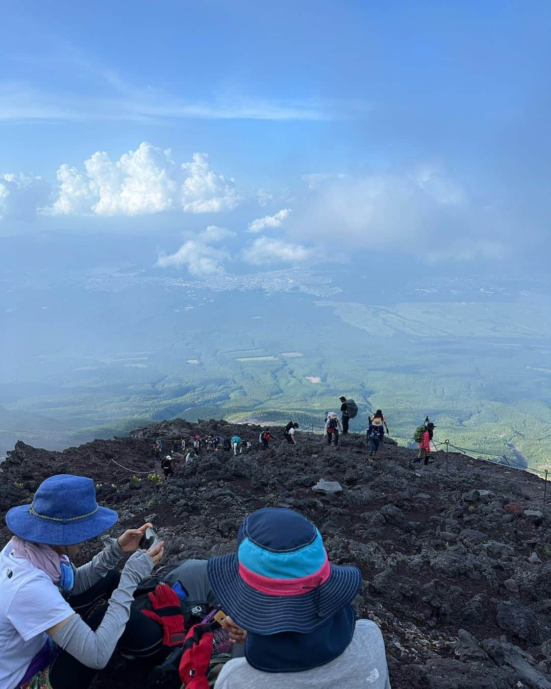 十碧れいやさんのインスタグラム写真 - (十碧れいやInstagram)「.  今回の 富士山登山を共にした仲間♪  @aishiro_moa  #夢城えれん　同期2人と行ってきましたー⛰️✨✌️  気心知れた2人だから ほどよく気遣い、ほどよくマイペースに。 自然と寄り添い合い、協力しあって山頂を目指すことができました☺️  2人がいて本当に良かった！！！  絶対日焼けしたくない！！ 完全武装の私ともあちゃん。 に対して、 息苦しくない方を選ぶえれん。  行動食を持ってきすぎる 私ともあちゃん。 に対して、 行動食必要最低限なえれん。  山小屋で布団に入ってすぐ寝るえれん。 山小屋でおもむろにヤムナボールをら取り出して体をほぐすもあちゃん。 寝れるかな〜と心配しつついつの間にか爆睡してるわたし。  頂上に着いて、 お鉢巡りに行く2人、 に対して 休んどくねって言うわたし。  ほんとにそれぞれがマイペースなんだけど、それが自然で違和感がない＾＾ 2人とだから楽しく乗り越えられたな☺️  もあちゃん、えれん 本当にありがとう♡  #富士山 #富士山登山 #登山 #登山女子 #登山初心者 #仲間 #同期 #93期 #愛白もあ #夢城えれん」8月1日 8時59分 - reiya_toa