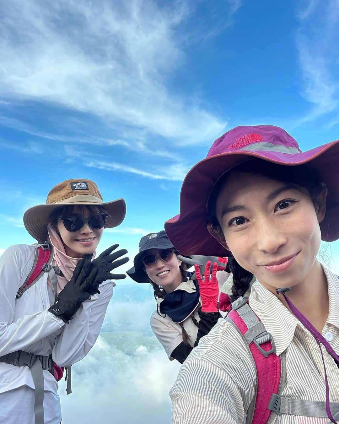 十碧れいやさんのインスタグラム写真 - (十碧れいやInstagram)「.  今回の 富士山登山を共にした仲間♪  @aishiro_moa  #夢城えれん　同期2人と行ってきましたー⛰️✨✌️  気心知れた2人だから ほどよく気遣い、ほどよくマイペースに。 自然と寄り添い合い、協力しあって山頂を目指すことができました☺️  2人がいて本当に良かった！！！  絶対日焼けしたくない！！ 完全武装の私ともあちゃん。 に対して、 息苦しくない方を選ぶえれん。  行動食を持ってきすぎる 私ともあちゃん。 に対して、 行動食必要最低限なえれん。  山小屋で布団に入ってすぐ寝るえれん。 山小屋でおもむろにヤムナボールをら取り出して体をほぐすもあちゃん。 寝れるかな〜と心配しつついつの間にか爆睡してるわたし。  頂上に着いて、 お鉢巡りに行く2人、 に対して 休んどくねって言うわたし。  ほんとにそれぞれがマイペースなんだけど、それが自然で違和感がない＾＾ 2人とだから楽しく乗り越えられたな☺️  もあちゃん、えれん 本当にありがとう♡  #富士山 #富士山登山 #登山 #登山女子 #登山初心者 #仲間 #同期 #93期 #愛白もあ #夢城えれん」8月1日 8時59分 - reiya_toa
