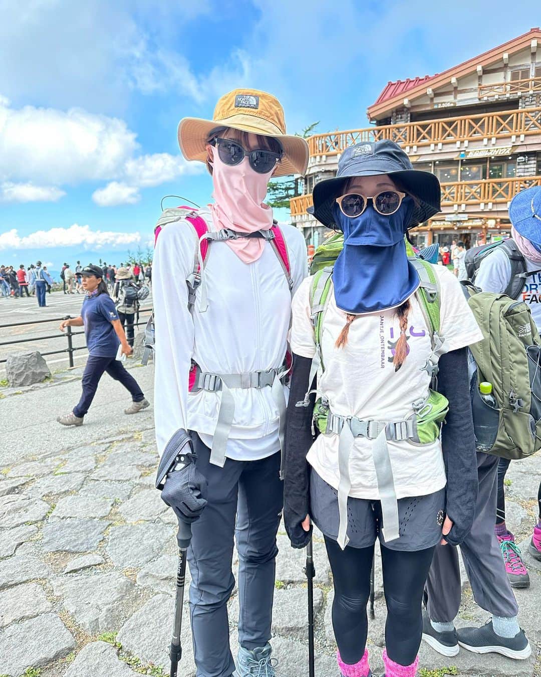 十碧れいやさんのインスタグラム写真 - (十碧れいやInstagram)「.  今回の 富士山登山を共にした仲間♪  @aishiro_moa  #夢城えれん　同期2人と行ってきましたー⛰️✨✌️  気心知れた2人だから ほどよく気遣い、ほどよくマイペースに。 自然と寄り添い合い、協力しあって山頂を目指すことができました☺️  2人がいて本当に良かった！！！  絶対日焼けしたくない！！ 完全武装の私ともあちゃん。 に対して、 息苦しくない方を選ぶえれん。  行動食を持ってきすぎる 私ともあちゃん。 に対して、 行動食必要最低限なえれん。  山小屋で布団に入ってすぐ寝るえれん。 山小屋でおもむろにヤムナボールをら取り出して体をほぐすもあちゃん。 寝れるかな〜と心配しつついつの間にか爆睡してるわたし。  頂上に着いて、 お鉢巡りに行く2人、 に対して 休んどくねって言うわたし。  ほんとにそれぞれがマイペースなんだけど、それが自然で違和感がない＾＾ 2人とだから楽しく乗り越えられたな☺️  もあちゃん、えれん 本当にありがとう♡  #富士山 #富士山登山 #登山 #登山女子 #登山初心者 #仲間 #同期 #93期 #愛白もあ #夢城えれん」8月1日 8時59分 - reiya_toa