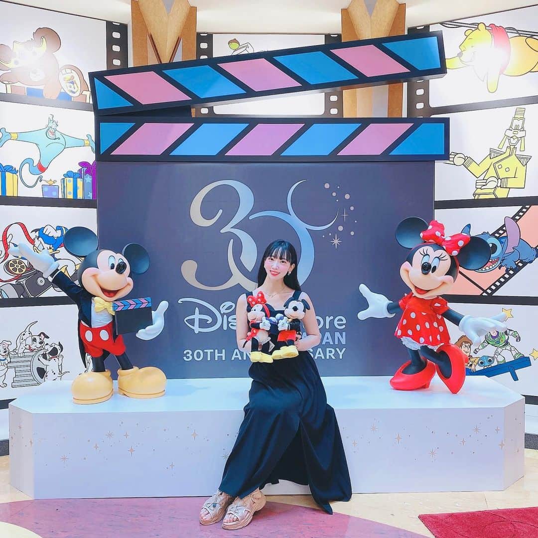 のインスタグラム：「.  年パス持ってたほど #ディズニー 好きな私❤️  日本でのディズニーストア30周年を記念した Disney store 30th Anniversary Pop-up Museum の内覧会にご招待いただきました🥰  @disneystore.jp   第1号店オープンからの歴史 ヒット商品や記念品など ディズニーストアの30年を振り返る展示や、 イベント限定グッズ 30周年記念グッズなどがあり パステルブルーのアイテムはどれもかわいくて 全部欲しくなってしまいます🥹❤️  舞浜のディズニーストアでは 7月27日（木）~8月21日（月)の期間 開催しています💕  #pr #インフルエンサーワークス #ディズニーストア #ディズニーストア30周年 #Disneystore30thAnniversaryPopupMuseum」