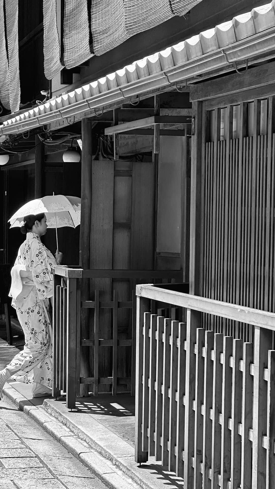 大塚良子のインスタグラム：「京都の美味しいお店リスト🍽️ List of Good restaurants in Kyoto. 先週末に東京へ移り、 夏風邪なのか昨日は一日ダウン 京都の美味しいお店をまとめたので 良かったら参考にして下さい。  ⚪︎広東御料理 竹香　@giontakeka  祇園四条より徒歩5分 1966年創業 京都らしい上品で優しい中華 リーズナブルなのも嬉しい  ⚪︎広東料理 ぎをん森幸　 Gion Morikoh  アラカルトはもちろん ランチ時にお手頃に食べられる 美味しいが詰まったお弁当が好き  ⚪︎祇園ろはん　Gion Rohan  祇園四条から歩いてすぐ 店主さんは京都を代表する名店 「室町和久傳」「菊乃井」出身 子供OKなのも嬉しい 名物は食べ損ねたけど、 旬の食材を使ったお料理がどれも美味しく、 担当してくれた方がニューヨークの　 kajitsuにいらしたことがあったそうでビックリ  ⚪︎嵐山　PIZZERIA MAMA (儘) @mama_arashiyama_  素敵な邸宅の開放的なレストラン 九条ネギとシラスのPizzaをはじめ どのピザもアラカルトもとっても美味しくて また必ず行きたいお店  ⚪︎イタリアン　ヴェーナ @vena.kyoto  先日投稿した丸太町にあるイタリアン ヴェーナ 個室なら子供OKなのが嬉しい 野菜をふんだんに使ったお料理はどれも美味しかった。　  ⚪︎ 本家尾張屋 @honkeowariya  なんと創業550年を超える老舗 京都へ行ったら必ず行くお蕎麦屋さん お蕎麦の後は隣接する菓子処へ是非立ち寄って欲しい。 @honkeowariya_kashi  蕎麦チャイがまた絶品です。  ⚪︎suba @subasoba  何人かの友人やフォロワーさんから勧められた自家製麺立ち食い蕎麦店。店内は大きな石のテーブルがどーんと二つあるのみ。味はもちろん美味しく、色々と概念を覆すお店 動画はこちら  ⚪︎鰻　かね正  今回は残念ながら行けなかったお店 路地裏を抜けひっそり佇む美味しい鰻屋さん 次回はぜひ行きたい  ⚪︎鰻　京極　かねよ  どーんと布団のように乗った卵の下から 香ばしく美味しい鰻が登場 子供サイズもあり  ⚪︎ BAR K家　別館　 今回は残念ながら行けなかったけど 京町家をリノベしたお店は雰囲気も良く カクテルもとても美味しかった  ⚪︎蛸長　おでん　 先日投稿した老舗のおでん屋さん 裏メニューも欠かさず食べてほしい上品なおでん屋さん  以下はお友達と夫のお友達に聞いた 行きたかったお店リスト  ⚪︎チェンチ　Cenci @cenci.kyoto  今をときめくイタリアンのお店だそう 行きたかったけど子供がNGで残念涙  ⚪︎とり料理　瀬戸 SETO  まさかそんなに人気とは知らず 電話したときには2カ月先までいっぱいだった 一日三組限定の囲炉裏を囲む、とり料理屋さん 目の前のお庭で子供も自由に遊ばせてくれるそうなので 次回は行けたらいいなあ  ⚪︎京中華　牧定　@maki_sada  インスタで見つけて行きたいと思ってた高級中華。 次回はトライしたい  ⚪︎焼肉　江畑　EBATA 生でいただけるホルモンはじめ コスパ良し味良しのお店とか  ⚪︎ 食堂えびちゃん　@shokudoebichan  京都河原町にあるカウンター10席のお店 名店　食堂おがわのお弟子さんが開いたお店だそう。普通に入れるのかなあ  ⚪︎ 日本料理 研野 @sakai_kenya  店主さんは菊乃井で修行をされた方 子なしでゆっくりお伺いしたいお店  ⚪︎ 赤垣屋　Akagakiya  京都の老舗 酒場 オープンからすぐに満席になるとか 次回は是非いってみたい  ⚪︎ おでんと釜飯 ムロ @odenmuro  コスパ抜群のオシャレなおでん屋さん 予約必須の人気店とか  ⚪︎鳥さき @torisaki_kyoto  目黒の名店「鳥しき」イズムを継承する焼鳥屋 次回は絶対いきたいお店  ⚪︎酒場 井倉木材 @sakaba_ikuramokuzai  昼は木材屋さんで夜は居酒屋になるんだそう 何ともユニークな立ち飲み屋  ⚪︎天ぷら　だるきん　Tempura Darukin カウンター7席の天ぷら どの写真を見ても新鮮な食材と軽そうな衣 行きたかったなあ  ⚪︎神馬 @shinme_kyoto  京都三大名酒場の一つ 酒場といえど一流割烹のお味だそう  ⚪︎ LE UN(ルアン) フランス料理 特徴テラス席ありの一軒家 景色が綺麗で夜景が見える子供連れOKのお店 夏の風物詩　川床を楽しめる京フレンチ  ⚪︎ ザ　コモンワン バー　キョウト The Common One Bar Kyoto 京都らしさが詰まった祇園の町家BAR ホスピタリティも素晴らしい  ⚪︎ Kyotenjin Noguchi (京天神 野口) 予約困難な京懐石のお店  ⚪︎ 食堂 みやざき 食堂おがわで修行をされた方が独立したお店。 新規は受付てないそうなので常連さんに 連れて行ってもらうのが良いそう  などなど他にも幾つか教えてもらったんですが京都は美味しいお店があり過ぎて一生かかっても廻れなそう😋」