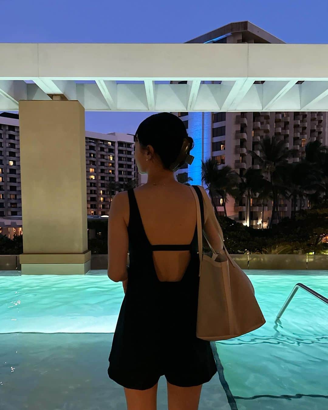 松本恵奈さんのインスタグラム写真 - (松本恵奈Instagram)「night poolには来年発売予定の水着のサンプルを着て行きました👙 ワンピースに見えるのですが着脱が簡単なように実はセパレートになっています♡ 実際に使ってみると使い心地なども良かったです♡ 体型カバーもしてくれるタイプなのでまだ発売は先ですがお楽しみに♡ #nightpool #ハワイ #水着 #swimwear」8月1日 14時33分 - ena1123