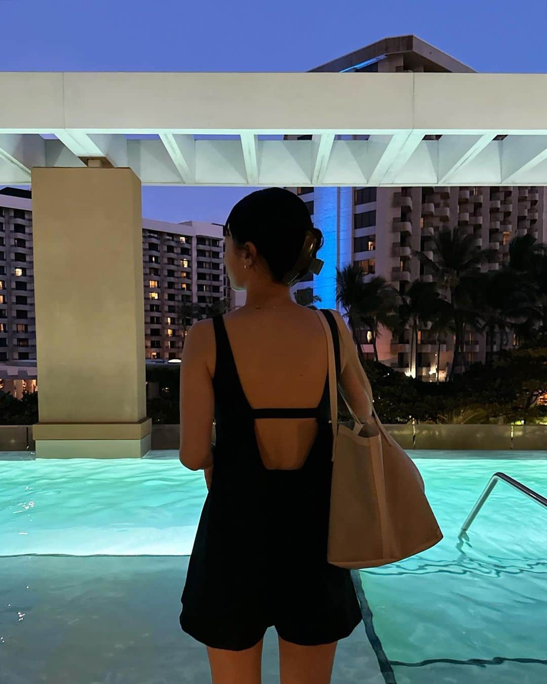 松本恵奈のインスタグラム：「night poolには来年発売予定の水着のサンプルを着て行きました👙 ワンピースに見えるのですが着脱が簡単なように実はセパレートになっています♡ 実際に使ってみると使い心地なども良かったです♡ 体型カバーもしてくれるタイプなのでまだ発売は先ですがお楽しみに♡ #nightpool #ハワイ #水着 #swimwear」