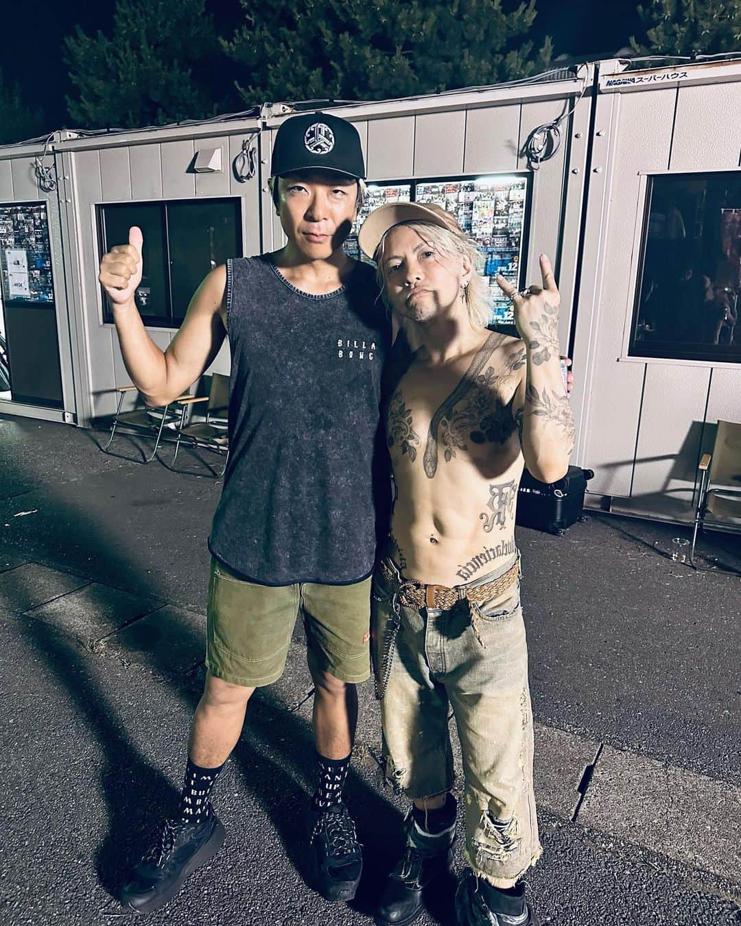 Shun のインスタグラム：「HYDEさんもついに男鹿合流🔥 👹 去年対バンさせてもらったツアーから丸っと１年経ったんか！  また演りましょう “Driver’s High”🤝🏻 @hydeofficial   #HYDE #TOTALFAT #ONRF12 #男鹿フェス」