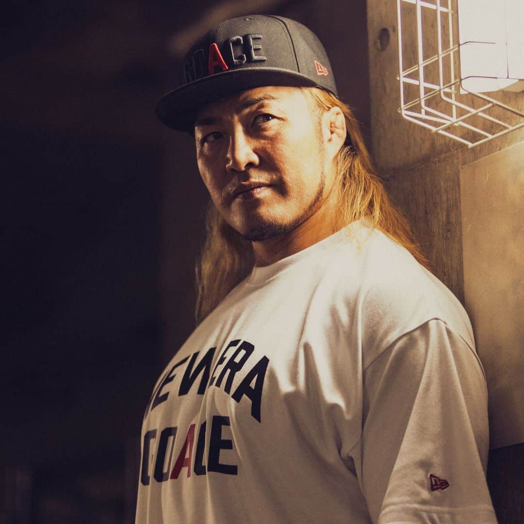 新日本プロレスのインスタグラム：「@newerajapan × @hiroshi_tanahashi !!! ニューエラ×棚橋弘至のコラボアイテムが完成！ ヘッドウェア＆アパレルブランドの「NEW ERA®」と棚橋弘至選手、エル・デスペラード選手のコラボアイテムが完成。 両選手のヘッドウェアとアパレルも含むコラボアイテムをリリース。 棚橋選手のキーフレーズ、デスペラード選手のアイコンであるロゴマークがデザイン。 8月1日（火）よりニューエラオンラインストア・ニューエラストア、新日本プロレス闘魂SHOP通販サイトにて発売開始いたします。  ※ニューエラストアでは、下記店舗にて一部商品の取扱開始を予定しております。 NEW ERA HARAJUKU NEW ERA OSAKA NEW ERA LALAPORT YOKOHAMA NEW ERA SHINJUKU NEW ERA SAPPORO NEW ERA SHIBUYA NEW ERA NAGOYA NEW ERA KAWASAKI NEW ERA FUKUOKA NEW ERA TENJIN NEW ERA SAKAE  @njpw1972」