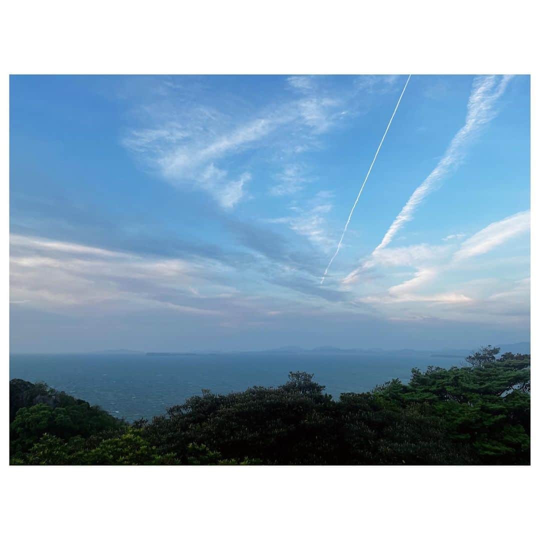 唯月ふうかのインスタグラム：「今日から8月🏖 いよいよミュージカル「キャメロット」のお稽古が始動します!! 新たな挑戦の役。ドキドキ。  猛暑日が続いているので、水分沢山とって体調に気をつけてくださいね!!  今月も皆にとって、充実した月になりますように☺️   #8月  #august  #夏  #musical   #唯月ふうか」