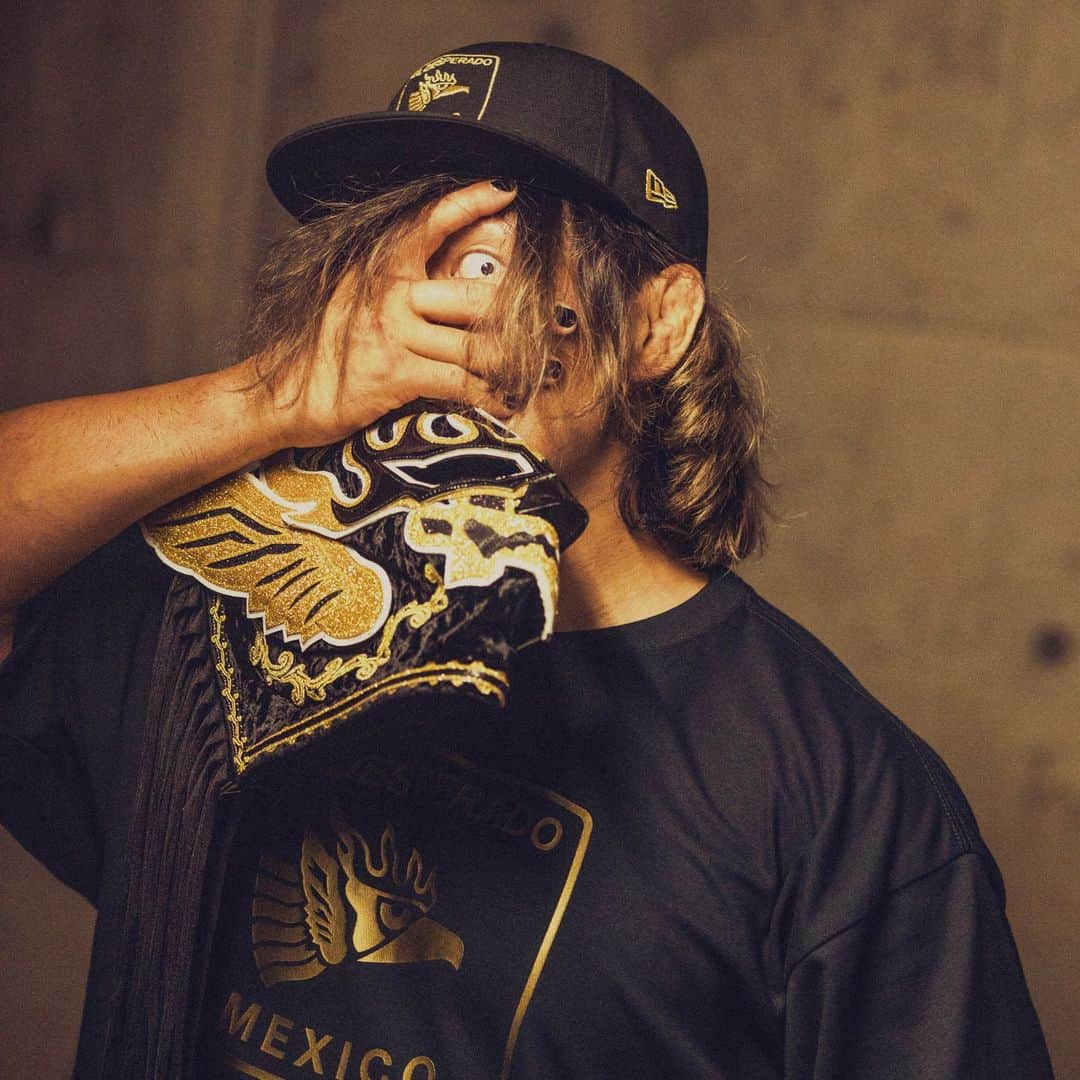 新日本プロレスのインスタグラム：「@newerajapan x @jose_el_desperado  ニューエラ×エル・デスペラードのコラボアイテムが完成！ ヘッドウェア＆アパレルブランドの「NEW ERA®」と棚橋弘至選手、エル・デスペラード選手のコラボアイテムが完成。 両選手のヘッドウェアとアパレルも含むコラボアイテムをリリース。 棚橋選手のキーフレーズ、デスペラード選手のアイコンであるロゴマークがデザイン。 8月1日（火）よりニューエラオンラインストア・ニューエラストア、新日本プロレス闘魂SHOP通販サイトにて発売開始いたします。  ※ニューエラストアでは、下記店舗にて一部商品の取扱開始を予定しております。 NEW ERA HARAJUKU NEW ERA OSAKA NEW ERA LALAPORT YOKOHAMA NEW ERA SHINJUKU NEW ERA SAPPORO NEW ERA SHIBUYA NEW ERA NAGOYA NEW ERA KAWASAKI NEW ERA FUKUOKA NEW ERA TENJIN NEW ERA SAKAE  @njpw_shop」
