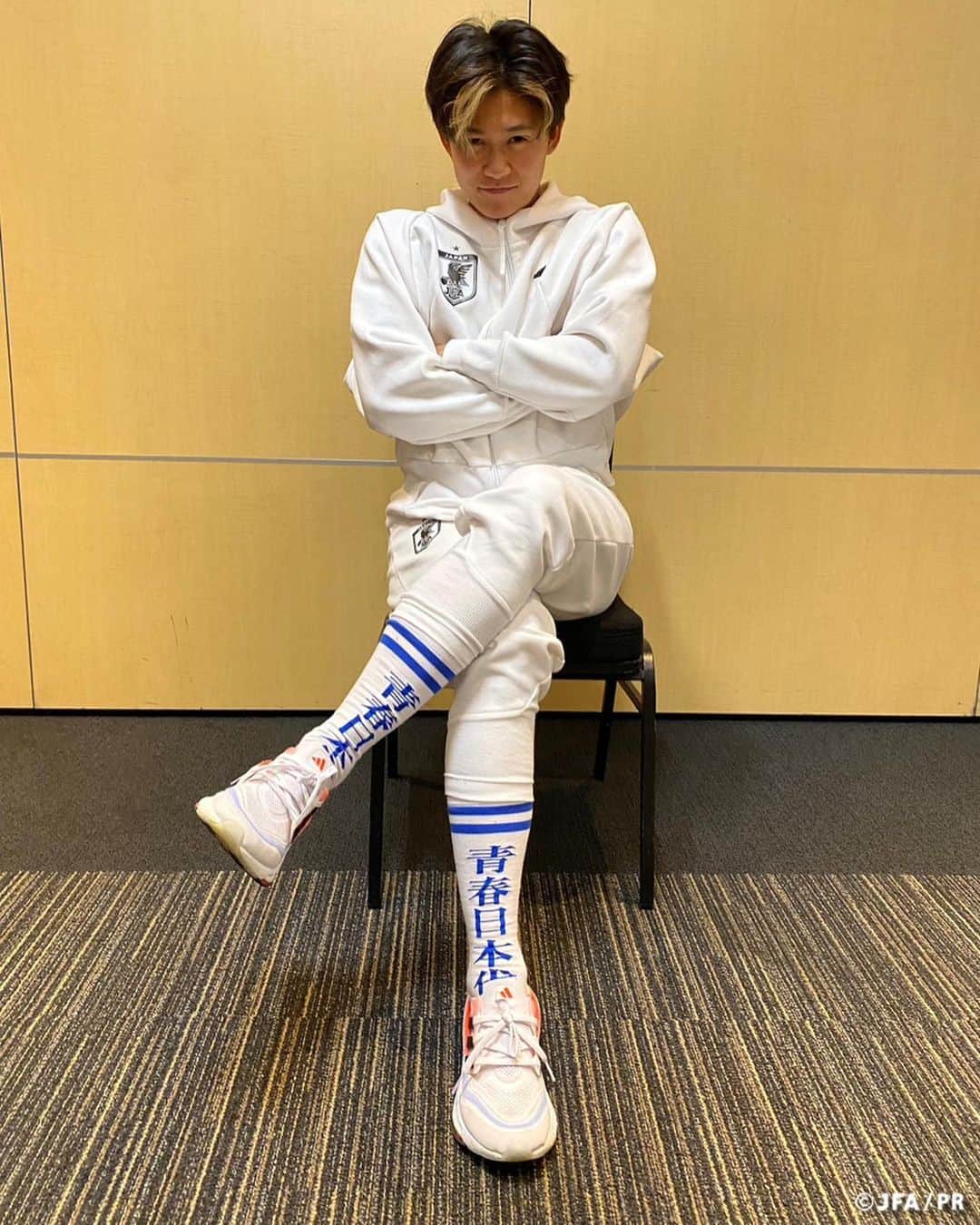 日本サッカー協会さんのインスタグラム写真 - (日本サッカー協会Instagram)「. \\チームスタッフのつぶやき💬//  🇯🇵日本を、代表する。  #ワールドカップ の壮行会に駆けつけてくれた『新しい学校のリーダーズ』の靴下を、 #山下杏也加 選手が移動中に着用✨  NEXT MATCH⏩ 🏆FIFA 女子ワールドカップ 2023 🇦🇺🇳🇿 ⚔️ラウンド16 🗓8.5(土)⌚️17:00(🇯🇵) 🆚ノルウェー代表🇳🇴 📺NHK総合/NHK+(LIVE) 📱💻FIFA+ (LIVE)  詳しい試合情報はプロフィールのJFA公式サイト『JFA.jp』から✍️  @japan_leaders @ayaka_yamashita18  #FIFAWWC #JPN #なでしこジャパン #なでニコ #夢への勇気を #jfa #daihyo #nadeshiko #サッカー #サッカー日本代表 #soccer #football #⚽ #女子サッカー #womanfootball #womensoccer」8月1日 14時39分 - japanfootballassociation