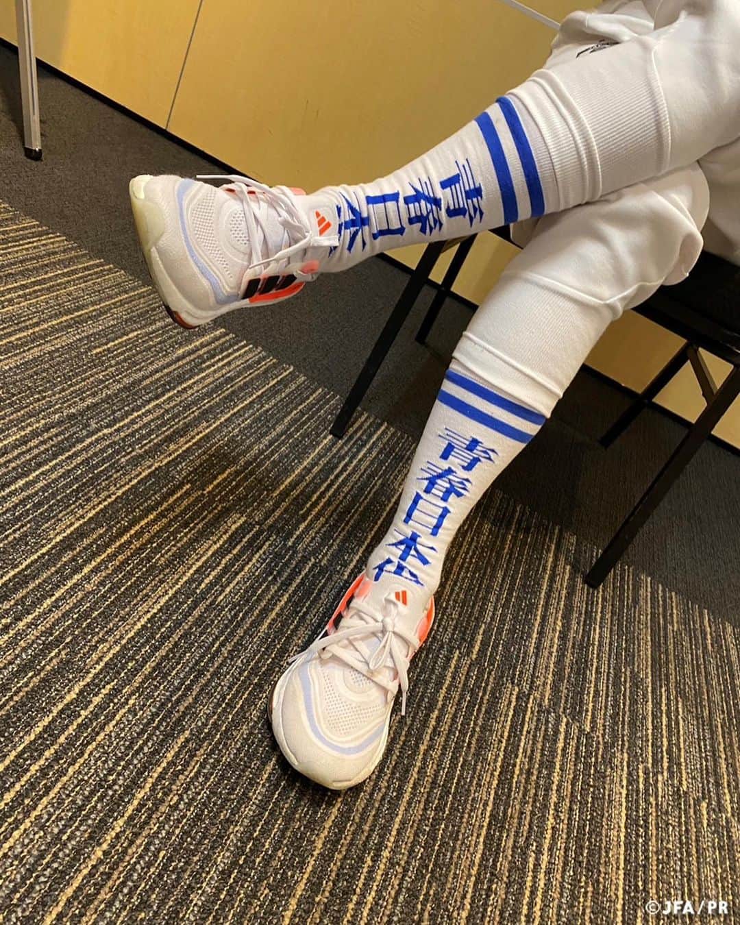 日本サッカー協会さんのインスタグラム写真 - (日本サッカー協会Instagram)「. \\チームスタッフのつぶやき💬//  🇯🇵日本を、代表する。  #ワールドカップ の壮行会に駆けつけてくれた『新しい学校のリーダーズ』の靴下を、 #山下杏也加 選手が移動中に着用✨  NEXT MATCH⏩ 🏆FIFA 女子ワールドカップ 2023 🇦🇺🇳🇿 ⚔️ラウンド16 🗓8.5(土)⌚️17:00(🇯🇵) 🆚ノルウェー代表🇳🇴 📺NHK総合/NHK+(LIVE) 📱💻FIFA+ (LIVE)  詳しい試合情報はプロフィールのJFA公式サイト『JFA.jp』から✍️  @japan_leaders @ayaka_yamashita18  #FIFAWWC #JPN #なでしこジャパン #なでニコ #夢への勇気を #jfa #daihyo #nadeshiko #サッカー #サッカー日本代表 #soccer #football #⚽ #女子サッカー #womanfootball #womensoccer」8月1日 14時39分 - japanfootballassociation