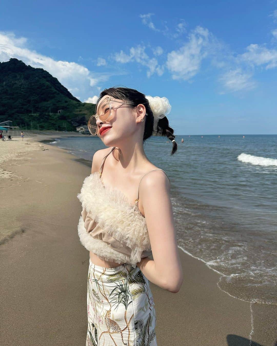 林田沙綾のインスタグラム：「⚪︎ だいすきな燕三条に、久々に🫶🏻 お父さんの故郷🌿 大切なおじいちゃんとおばあちゃんに会いにきた🌿 いるだけで、落ち着くし幸せな気持ちな場所って 1番の癒しだ〜これが癒しってやつか〜 燕三条万歳ー！  焼けたくないから海には入らないーって1番いってたのに すぐに泳いだよね🏄‍♀️」