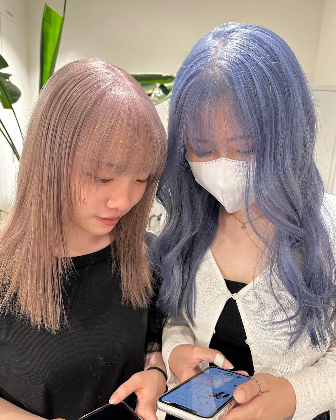 Beleza_official_instagramのインスタグラム：「ペアでのご予約増えてます＾＾ ご希望の方は一度dmお願いします (同時施術のため長めにお時間みて いただければ嬉しいです😊) ・  色落ちまで綺麗なカラー やわらかいカラー 一人ひとりに似合うカラー お任せください✊🌼🌟 ブリーチは誰に任せるかでダメージが 変わってきます！ ご予約はDMorホットペッパーから お願いします😉💕 Rei指名していただければ 絶対に可愛くします✊ belezaに来たことある方でもRei指名可能です😇 "また会いたい"と思わせます❗️ ・ わからないことがあればDMまでお願いします🤲  黒染め、縮毛履歴はハイブリーチメニューで ご予約ください🤲 記載のお時間より、ブリーチの抜け具合で お時間かかる場合がございます。 当日は長めに見ていただければ助かります。 お任せください♡♡」