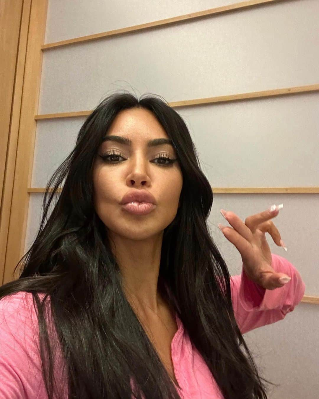 キム・カーダシアンさんのインスタグラム写真 - (キム・カーダシアンInstagram)「practice what you post ✌🏼💋🩷」8月1日 9時10分 - kimkardashian