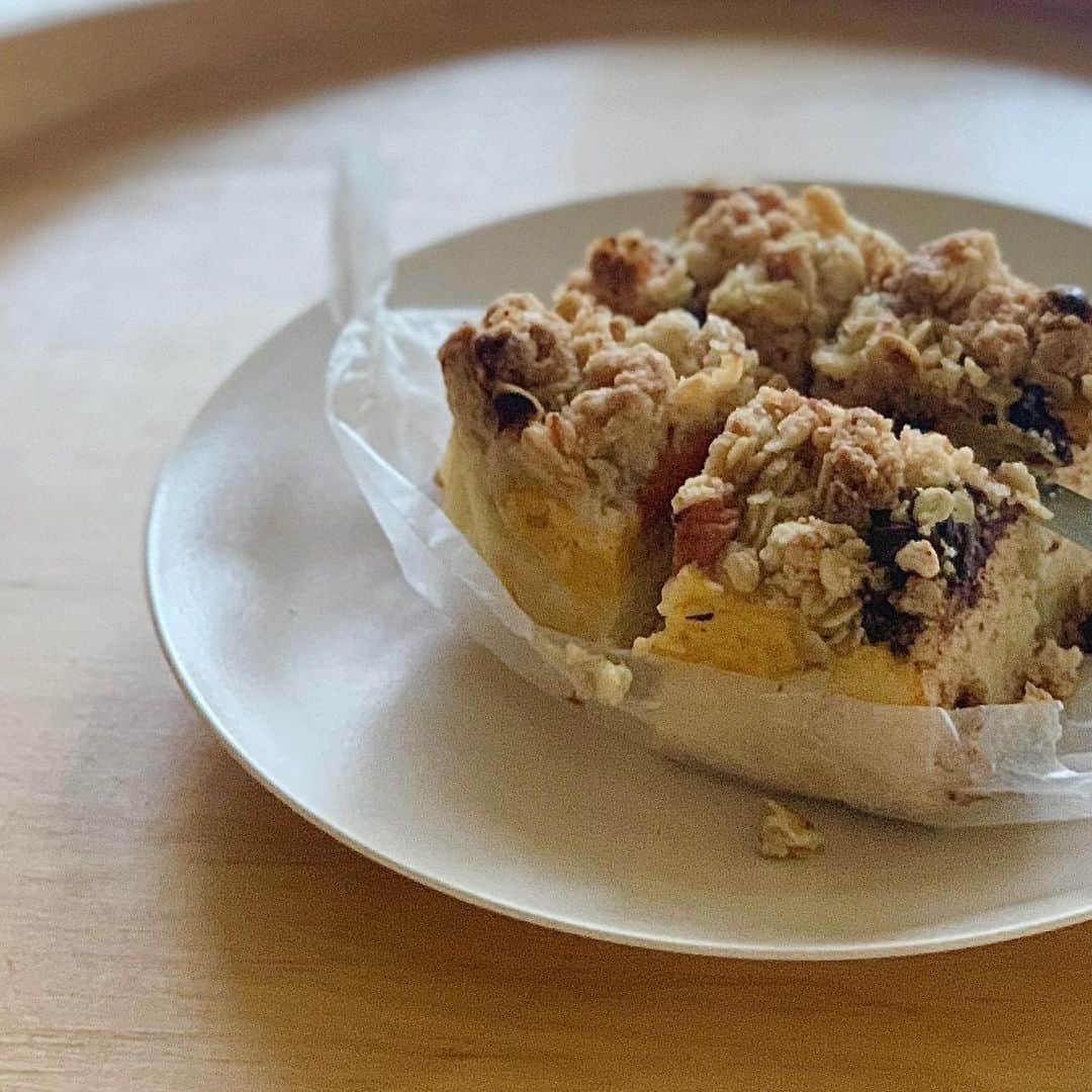 OKAのインスタグラム：「アプリコットとチョコレートが入ったクランブルパンをいただきました。懐かしいメロンパンみたいな食感で控えめな甘さもちょうど良くおいしかった。ありがとうー😋 @fluffy_bakery_bakingclass」