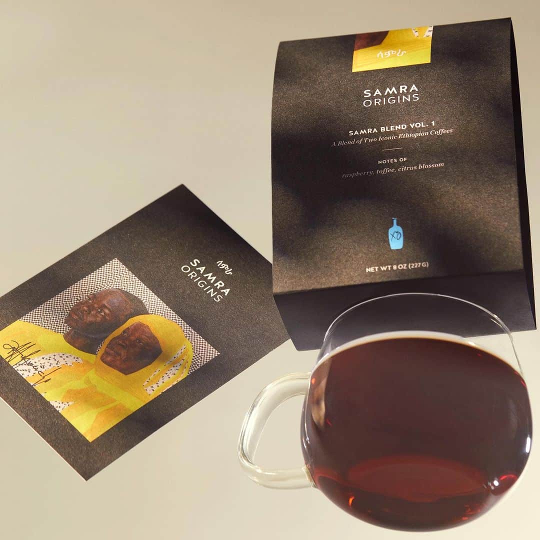 Blue Bottle Coffeeのインスタグラム：「Meet Serge Attukwei Clottey (@afrogallonism), Samra Origins’ featured artist.  A favorite of Abel’s (@theweeknd) and now of ours, Serge Attukwei Clottey is a multi-medium Ghanaian artist who works with found material. His art (self-described as “Afrogallonism”) is well-known for its golden hues coming from his use of yellow Kufuor gallon containers (used in Africa to collect water or fuel). Clottey’s installations, sculptures, and performance art has been featured in museums, institutes, and festivals all over the world.  Clottey’s artwork throughout the Samra Origins line merges his personal style with Ethiopia’s people and culture. For each coffee release, he chose a color from the Ethiopian flag and illuminated his portraits with the bright, monochromatic palette. In the end, each piece comes together as a representation of the flag, creating something larger than the individual coffees.  These exclusive portraits are inspired by the people of Ethiopia, feature traditional Ethiopian styled clothing, and are layered against Serge’s signature black-and-white checkered background—tying the portraits together to create a family as vibrant and rich as the coffees themselves.」