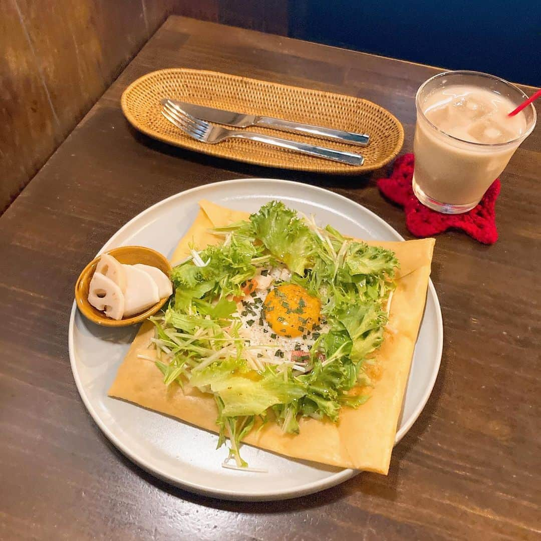 内田絢子さんのインスタグラム写真 - (内田絢子Instagram)「モーニング・コレクション！！ 神戸・岡本にあるCafe Yuddyの『朝の和サラダクレープセット』  自家製鶏ハム＆たまごセットをセレクト！！北海道産小麦、卵、牛乳、よつ葉バター、きび砂糖を使って、焼いてくださるクレープ生地は、ほんのり甘くて、カリッ、モチッと食感。自家製鶏ハム、レタス、水菜、トマト、モッツアレラチーズ、大葉、半熟卵がトッピングされていて、朝から、お野菜がたっぷり食べられます。  ドリンクは、ほうじ茶と牛乳を弱火でじっくり煮出したアイスほうじミルクティをいただきました♡  #cafeyuddy #朝の和サラダクレープセット #fm802 #brightmorning #モーニングコレクション #モニコレ #金曜朝7時半からコーナーお届けしてます」8月1日 9時14分 - uccijun