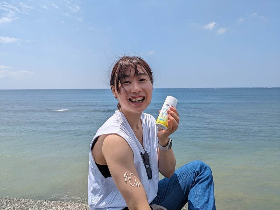 本橋菜子のインスタグラム：「. weleda愛用品のうちの１つ💛 　　 季節問わず一年中ほぼ毎日使ってます。 　 この夏もよろしくねっ🌞🚲🏝️ 　 わたしの好きポイント ✔︎石鹸や洗顔料で簡単にオフできる←これ重要 ✔︎自然な肌色で化粧下地としても使える←普段もお出かけもわたしはこれ一本でベースメイク完了◎ ✔︎フレッシュシトラスの香りがとってもよき ✔︎100％天然由来成分生まれ、紫外線吸収剤不使用 　 　 今日から8月スタート！！ 暑さに負けずに頑張るぞーー 　 #エーデルワイスuvプロテクト  #teamweleda #チームヴェレダ #ヴェレダ #weleda #PR #東京羽田ヴィッキーズ @weleda_japan  @tokyo_haneda_vickies」