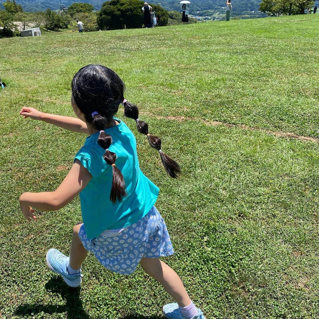 花津ハナヨのインスタグラム：「区のバスツアーで、千葉県のマザー牧場へ。 区役所から乗せてもらえるのが助かります♡  真昼間の34度の炎天下、 広い牧場内を動き回るの無理だな、と見たかった子豚レースなどを早々に諦め🐖 帰りのバス乗り場から近い遊園地エリアに絞って遊ぶ。  2人とも小学生になったから、子供だけで乗り物に乗れる！と気づき🥹✨ フリーパスを娘たちに買い与え 「好きなだけ乗ってきていいよ」 と、四十路は日陰でパンダさんを見ながら涼んでました。 ちっとも涼しくなかったけど🫠  帰りは海ほたるで足湯に浸かって、また区役所まで。 ひとり親家庭の支援ツアーなのでした。 ありがたい〜🙏」