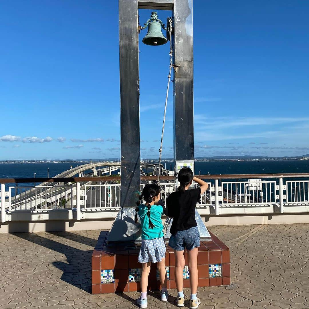 花津ハナヨさんのインスタグラム写真 - (花津ハナヨInstagram)「区のバスツアーで、千葉県のマザー牧場へ。 区役所から乗せてもらえるのが助かります♡  真昼間の34度の炎天下、 広い牧場内を動き回るの無理だな、と見たかった子豚レースなどを早々に諦め🐖 帰りのバス乗り場から近い遊園地エリアに絞って遊ぶ。  2人とも小学生になったから、子供だけで乗り物に乗れる！と気づき🥹✨ フリーパスを娘たちに買い与え 「好きなだけ乗ってきていいよ」 と、四十路は日陰でパンダさんを見ながら涼んでました。 ちっとも涼しくなかったけど🫠  帰りは海ほたるで足湯に浸かって、また区役所まで。 ひとり親家庭の支援ツアーなのでした。 ありがたい〜🙏」8月1日 9時19分 - 872874