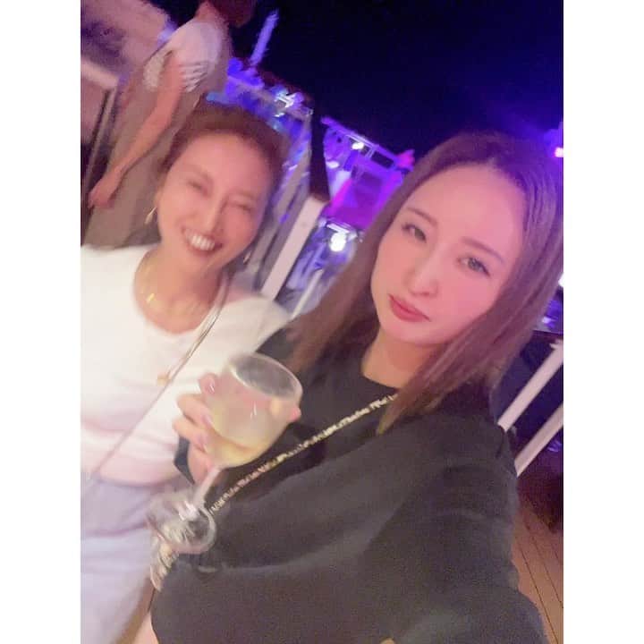 YUKAのインスタグラム：「#msccruises NIGHT ver.🍸💃  なんせシニアが多いので面白い絵面なんだが…😂  久しぶりの夜遊び💜 でも部屋すぐ戻れるし母達とだから罪悪感全くない😊笑  もっと若い子達も乗ってたらなぁ🫣  私もばぁばも飲んで踊って楽しみました💜  DJが私が踊ってた頃の選曲ばかりで懐かしかった🤭  #msccruising #mscbellissima #船の上で踊る」