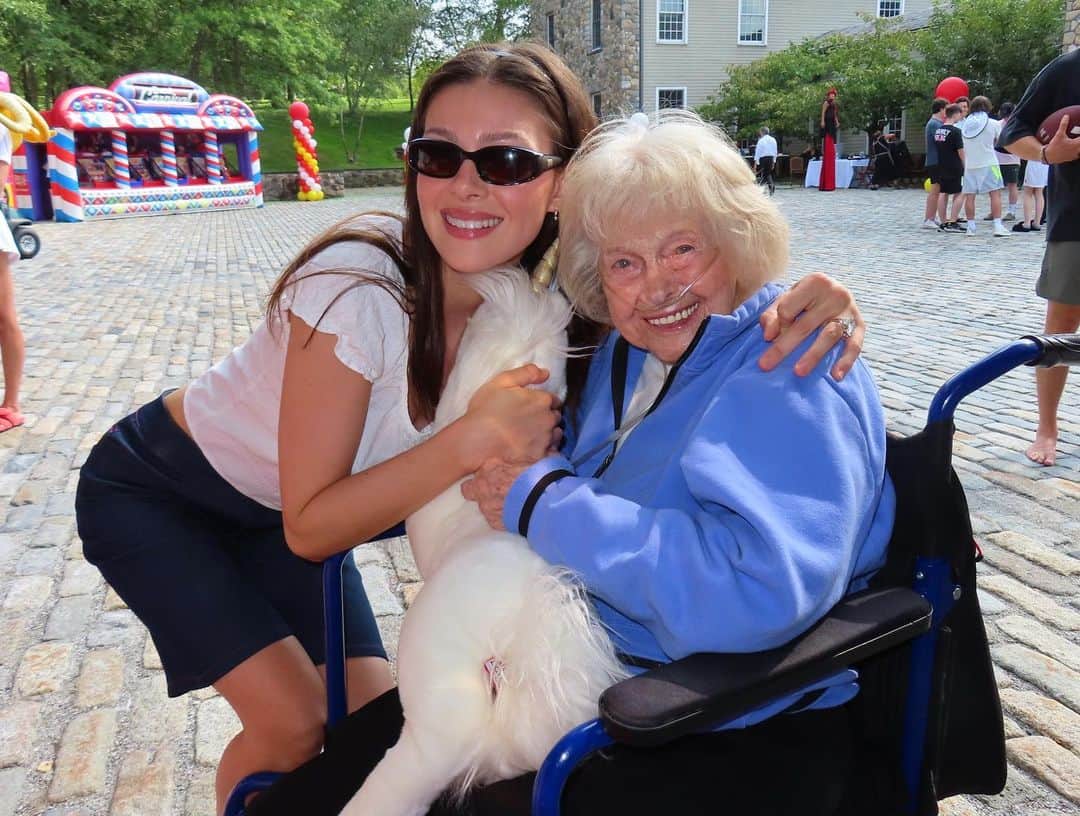 ニコラ・ペルツのインスタグラム：「We brought the carnival to bunny today 💘🎡🎠🎟️🍭happy 95th my queen! I love you more than I can ever put into words. You are the most amazing woman in the world and I’m the luckiest girl to call you my naunni. I hope all your wishes come true!」