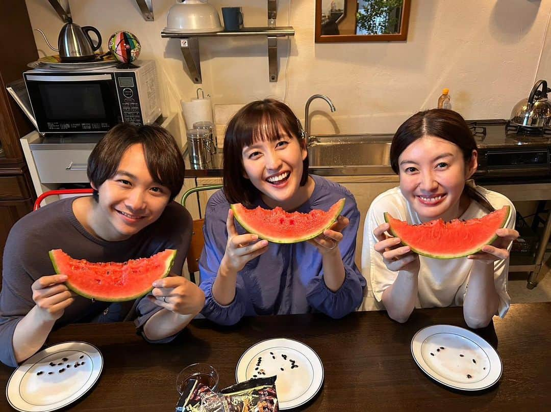 岩井七世さんのインスタグラム写真 - (岩井七世Instagram)「🍉  真夜中ドラマ 『湯遊ワンダーランド』  １〜３話までTVerで配信中です。 おっもしろいね。 サウナいきたくなるね〜♨️  ３話できつこさんとやっちゃんとスイカ食べるシーン、楽しかったー！  #湯遊ワンダーランド」8月1日 9時32分 - nanaseiwai