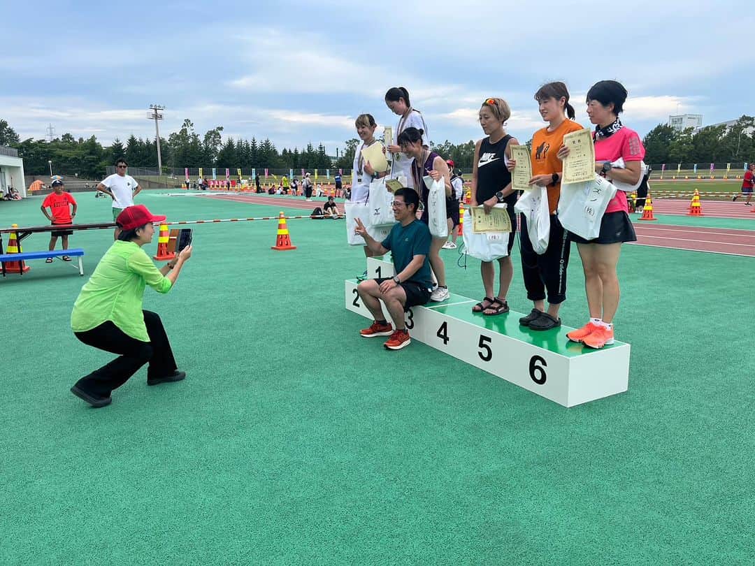 鈴木貴子さんのインスタグラム写真 - (鈴木貴子Instagram)「#湿原マラソン では、釧路地方陸上競技協会最高顧問としての初仕事、プレゼンターを務めさせて頂きました🏅  その後は、給水ポイントに立ちゴールを目指し駆け抜ける選手の皆さんに気温より熱い激励をさせていただきました‼️📣  中には「わたし８２歳なのよ！」と声をかけて下さる方も！尊敬っつ！！」8月1日 9時43分 - _takako.suzuki_
