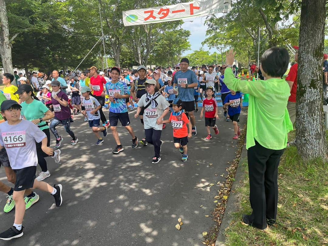 鈴木貴子のインスタグラム：「#湿原マラソン では、釧路地方陸上競技協会最高顧問としての初仕事、プレゼンターを務めさせて頂きました🏅  その後は、給水ポイントに立ちゴールを目指し駆け抜ける選手の皆さんに気温より熱い激励をさせていただきました‼️📣  中には「わたし８２歳なのよ！」と声をかけて下さる方も！尊敬っつ！！」