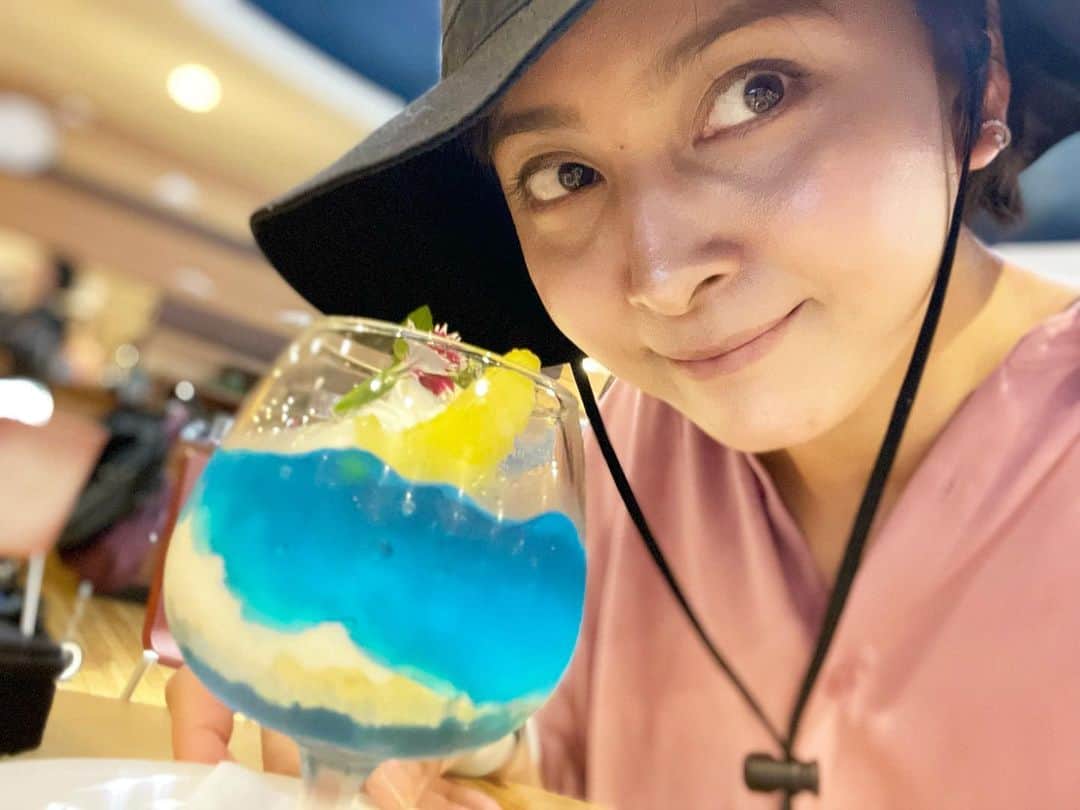 加藤夏希のインスタグラム：「#海展 #上野 #国立科学博物館 オフショットです！動画では紹介していませんが、海展コラボのデザートが同施設のレストランで頂けます🎵 スッキリ爽やかな色合いにと甘さ😋海を堪能した後に是非めしあがれ〜！  #なついろ #YouTube」