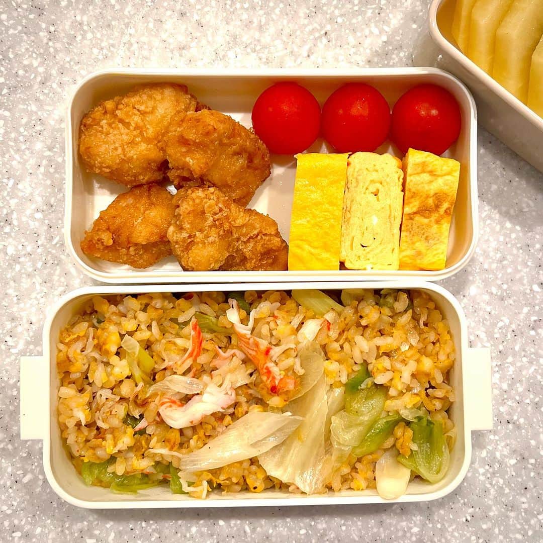 竹井亮介のインスタグラム：「2023年8月1日。 長女用お弁当。 カニカマレタス炒飯、唐揚げ（冷食）、たまごやき、プチトマト。 #とっつぁん料理」