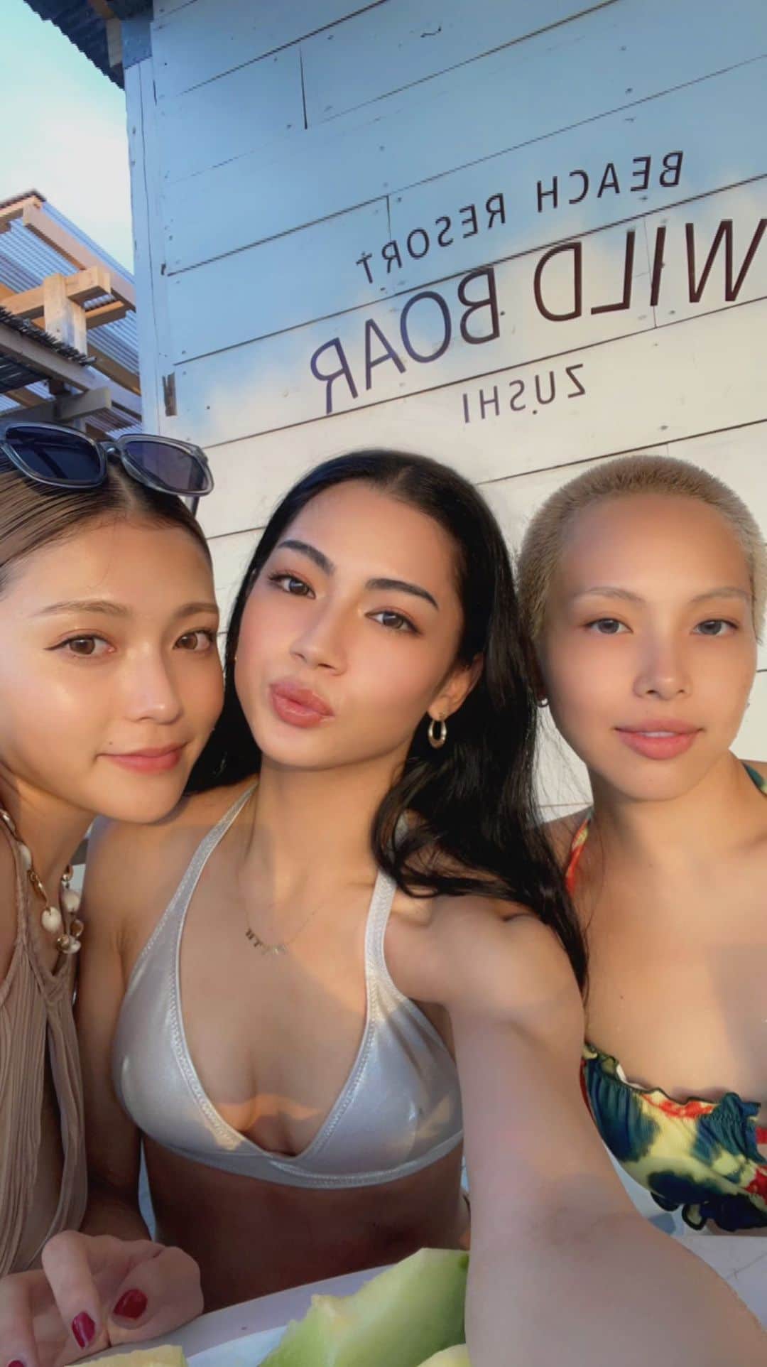 のインスタグラム：「magical night in Zushi 🏝️💞💞💞  8月もスタート👼✨ たくさん笑って正直に生きて やりたい事ぜーんぶ叶えよう♾️🤍  愛と喜びの瞬間をちゃんと感じれるから 毎日を幸せで楽しく笑顔で過ごせる🫶  悩んだり大変な時があっても、 それ以上に楽しい事で溢れてるよ🌏❤️  今日もいい日にしようね~🐕🎶」