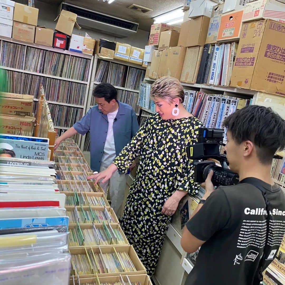 ナジャ・グランディーバstaffさんのインスタグラム写真 - (ナジャ・グランディーバstaffInstagram)「おはようございます🙋 今日は、レコードショップへ🎧💿  きょうのウラナジャは、日本橋で見つけた古いレコードとCDのお店へ。 昔はよくCDをレンタルして“マイベストカセット”を作りましたよね？ ２人は懐かしいジャケットを見ながらカラオケ大会でした  #ウラナジャ #ウラウラ #浦川泰幸 #ナジャグランディーバ #日本橋 #レコードショップナカ」8月1日 9時47分 - nadja_grandiva_staff