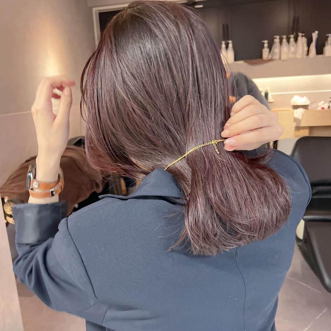 のインスタグラム：「_  secret highlight / ruby red   細かく繊細に動くシークレットハイライトと、 深みはあるけど派手にならないルビーレッド。  夏にも秋にも映える大人な暖色が人気です♥️  #hamada_hair」