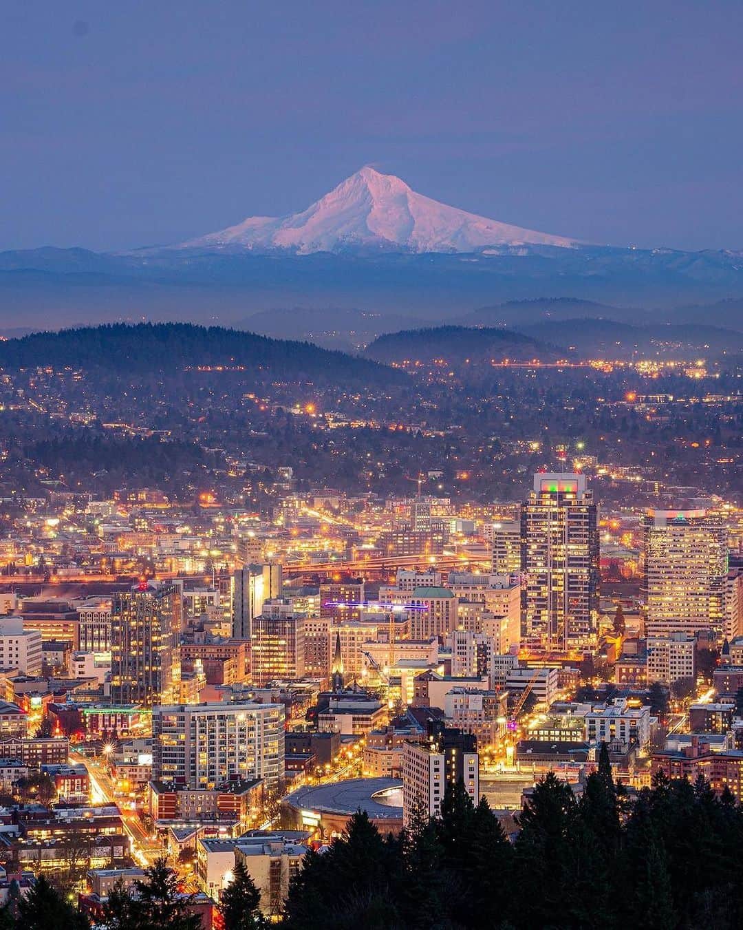 Portlandのインスタグラム：「Capturing the city that shines even before the sun does🌇 📸 @anaydarekar  #portland #pnw #oregon #portlandoregon #pacificnorthwest #travelportland」
