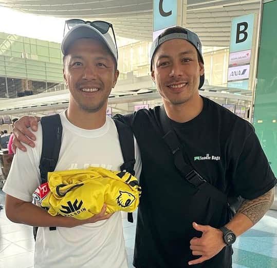 君島良夫のインスタグラム：「8年前にアメリカで共にプレーした仲間ザックがトランジットで来日。一瞬の再会だったけどあの頃と変わらない関係が嬉しい。そして彼はまだメジャーリーグラグビーで活躍中。35歳まだまだいけるね！  A quality reunion with my man @zachp671 in Tokyo. Can't believe it has been 8 years since we played alongside and you are still killing the game over there. So good to see you and hope the a/c was working right😂」