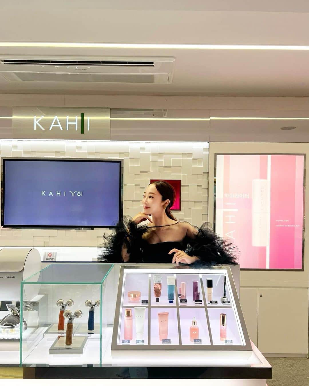 神崎恵のインスタグラム：「・ KAHIの撮影をしています。 くるくる滑らせるだけでいつでもどこでもケアができるマルチバームをはじめ、エイジングケアから美肌見せまで頼もしくサポートしてくれるラインナップ。 今回の韓国撮影に続き、日本でも更に撮影が続く予定。 しっかり勉強もしています。 特別な企画や新作アイテムもご紹介できるのが楽しみです。 ３枚目はKOREA TECH CO.,LTD. president & representative director イ・ドンヨル氏と。 スタッフのみなさんがとてもあたたく、気持ちのいい現場です。  韓国にきたら必ず足を運ぶごはん屋さんやお買い物のお店の画像やお話ものせます〜☺️  #kahi  #韓国 #韓国コスメ」
