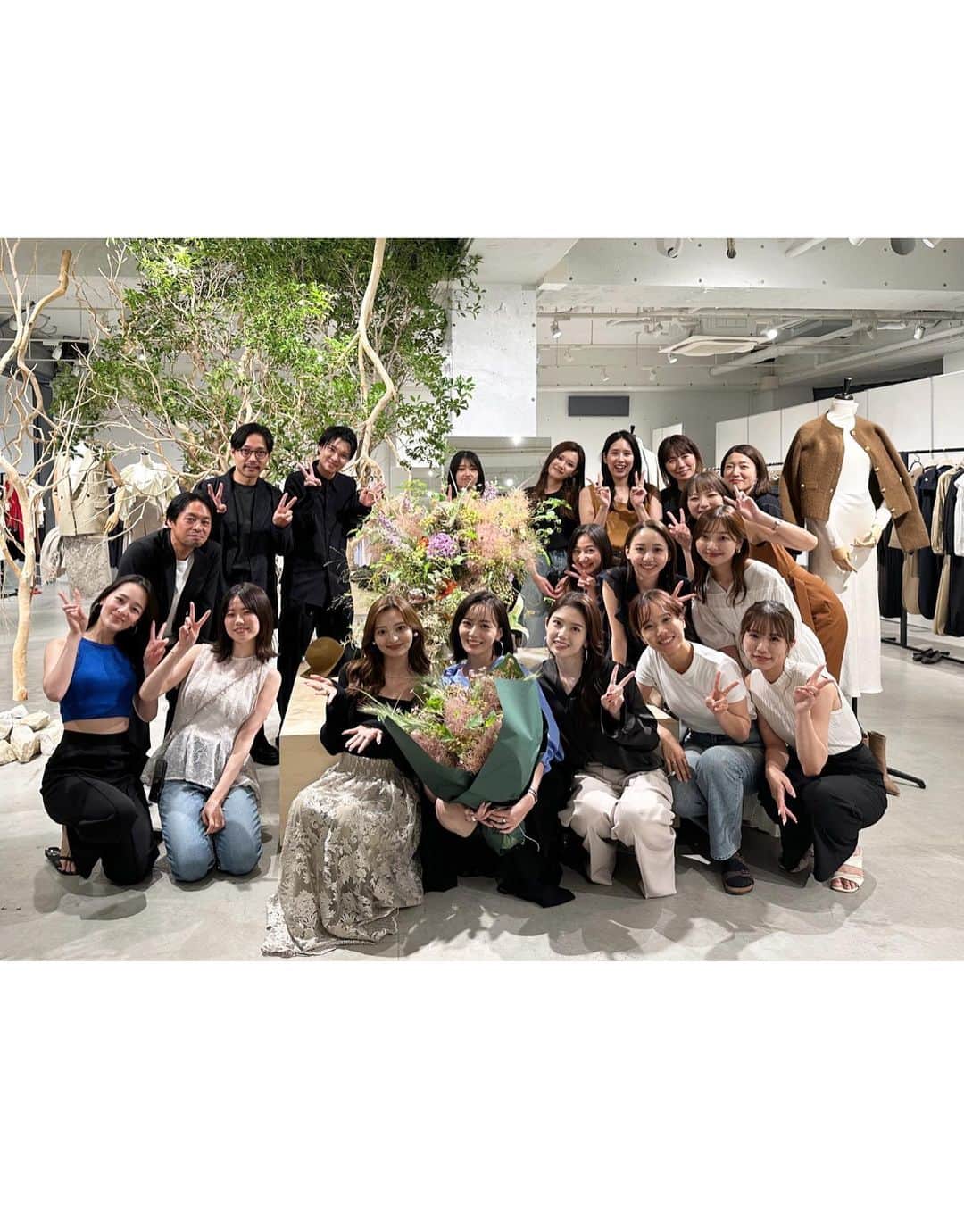 中村麻美さんのインスタグラム写真 - (中村麻美Instagram)「2023 A/W COLLECTION EXHIBITION ⁡ @anuans.official 初の展示会 ⁡ お暑い中会場へお越しいただいた皆さま 本当にありがとうございました😭✨ ⁡ 想いを込めて制作したアイテムをじっくりと見てくださったり、鏡に合わせて笑顔になっている皆さまの姿を見て胸がいっぱいになった4日間でした。 ⁡ ánuansへの想いを一生懸命伝えてくださる方もたくさんいらっしゃって、こんなに素敵な皆さまにánuansは支えられているんだなと改めて実感し、何度も何度も想いが込み上げてきました。 ⁡ 私も感謝の気持ちを目一杯に伝えたくて4日間会場に立たせていただきましたが、少しでも..伝えられていたら幸いです。 ⁡ もっと皆さまの期待に応えられるような、 皆さまの生活に華を添えられるような、 そんなブランドに成長させていきたいと改めて強く感じました。 ⁡ 最後になりますが、 展示会に携わっていただいた関係者の皆さま、 ánuansチームの皆んな、本当にお疲れさまでした！✨ ⁡ 4日間ありがとうございました♡ ⁡ #anuans  #anuans_2023aw #exhibition」8月1日 9時57分 - asami_nakamura_
