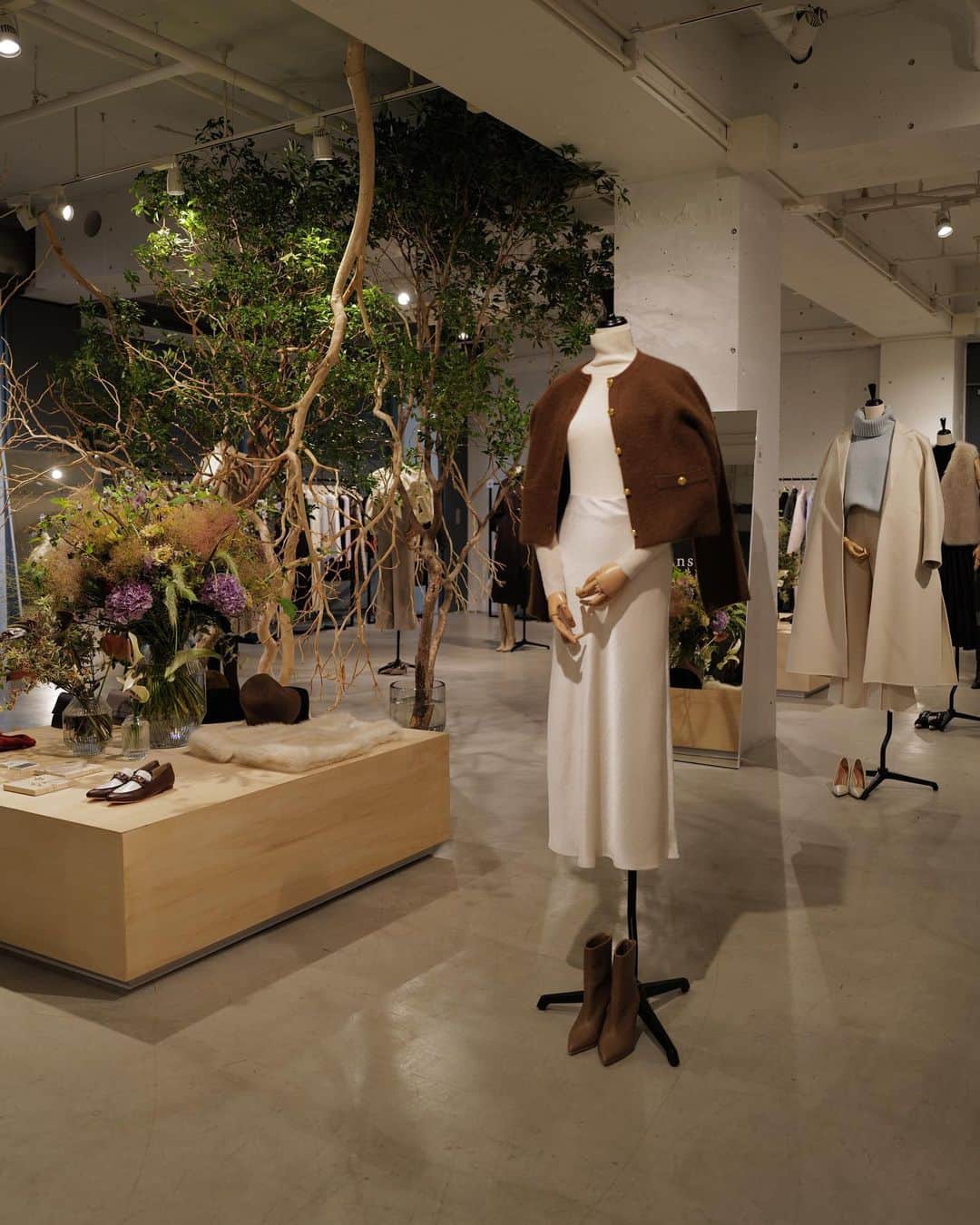 中村麻美さんのインスタグラム写真 - (中村麻美Instagram)「2023 A/W COLLECTION EXHIBITION ⁡ @anuans.official 初の展示会 ⁡ お暑い中会場へお越しいただいた皆さま 本当にありがとうございました😭✨ ⁡ 想いを込めて制作したアイテムをじっくりと見てくださったり、鏡に合わせて笑顔になっている皆さまの姿を見て胸がいっぱいになった4日間でした。 ⁡ ánuansへの想いを一生懸命伝えてくださる方もたくさんいらっしゃって、こんなに素敵な皆さまにánuansは支えられているんだなと改めて実感し、何度も何度も想いが込み上げてきました。 ⁡ 私も感謝の気持ちを目一杯に伝えたくて4日間会場に立たせていただきましたが、少しでも..伝えられていたら幸いです。 ⁡ もっと皆さまの期待に応えられるような、 皆さまの生活に華を添えられるような、 そんなブランドに成長させていきたいと改めて強く感じました。 ⁡ 最後になりますが、 展示会に携わっていただいた関係者の皆さま、 ánuansチームの皆んな、本当にお疲れさまでした！✨ ⁡ 4日間ありがとうございました♡ ⁡ #anuans  #anuans_2023aw #exhibition」8月1日 9時57分 - asami_nakamura_