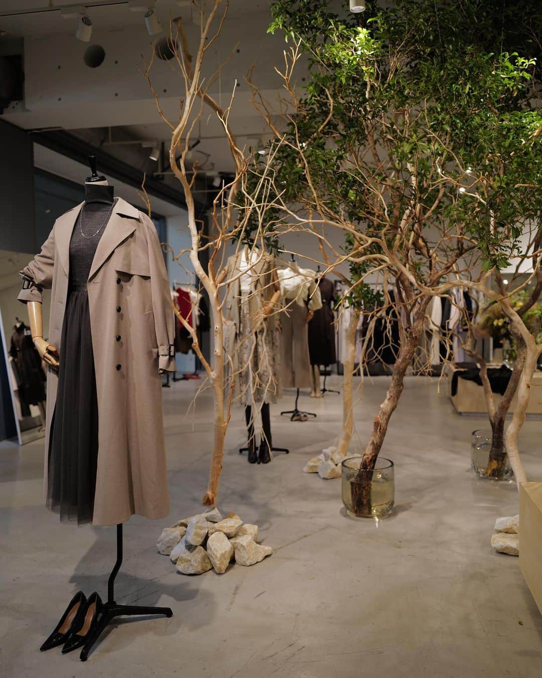 中村麻美さんのインスタグラム写真 - (中村麻美Instagram)「2023 A/W COLLECTION EXHIBITION ⁡ @anuans.official 初の展示会 ⁡ お暑い中会場へお越しいただいた皆さま 本当にありがとうございました😭✨ ⁡ 想いを込めて制作したアイテムをじっくりと見てくださったり、鏡に合わせて笑顔になっている皆さまの姿を見て胸がいっぱいになった4日間でした。 ⁡ ánuansへの想いを一生懸命伝えてくださる方もたくさんいらっしゃって、こんなに素敵な皆さまにánuansは支えられているんだなと改めて実感し、何度も何度も想いが込み上げてきました。 ⁡ 私も感謝の気持ちを目一杯に伝えたくて4日間会場に立たせていただきましたが、少しでも..伝えられていたら幸いです。 ⁡ もっと皆さまの期待に応えられるような、 皆さまの生活に華を添えられるような、 そんなブランドに成長させていきたいと改めて強く感じました。 ⁡ 最後になりますが、 展示会に携わっていただいた関係者の皆さま、 ánuansチームの皆んな、本当にお疲れさまでした！✨ ⁡ 4日間ありがとうございました♡ ⁡ #anuans  #anuans_2023aw #exhibition」8月1日 9時57分 - asami_nakamura_